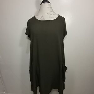 Tunic Length Keyhole Back Top w/ Pockets - Size L